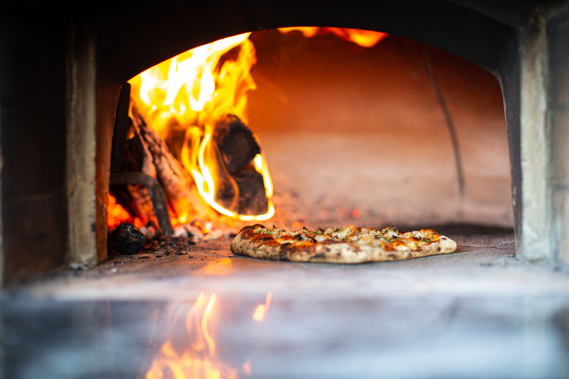 Frissen sült pizza a fatüzelésű kemencéből